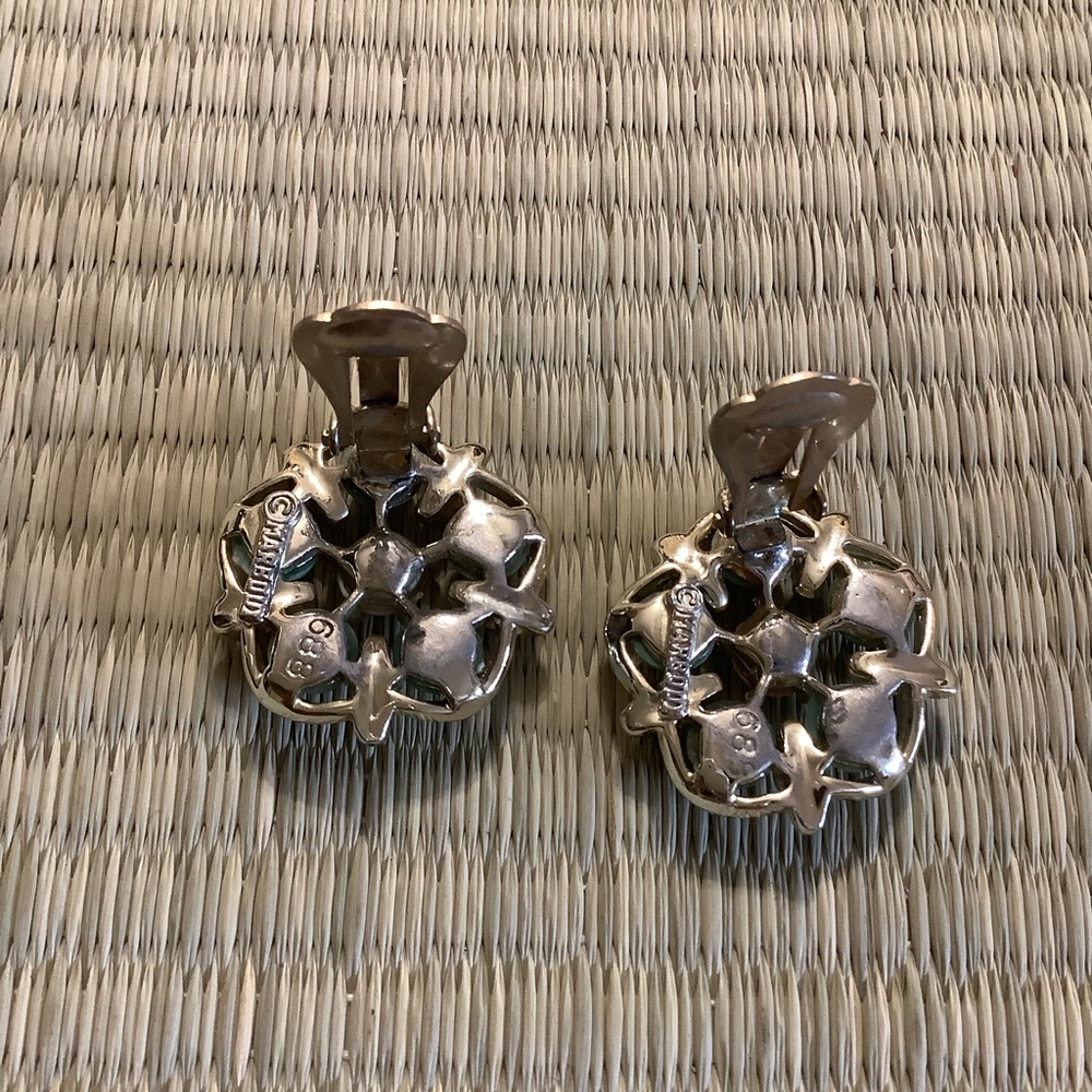 Elegant Gold Green Floral 1950s signed 688 MARBOUX Marcel Boucher Clip Earrings - Picture 3 of 5